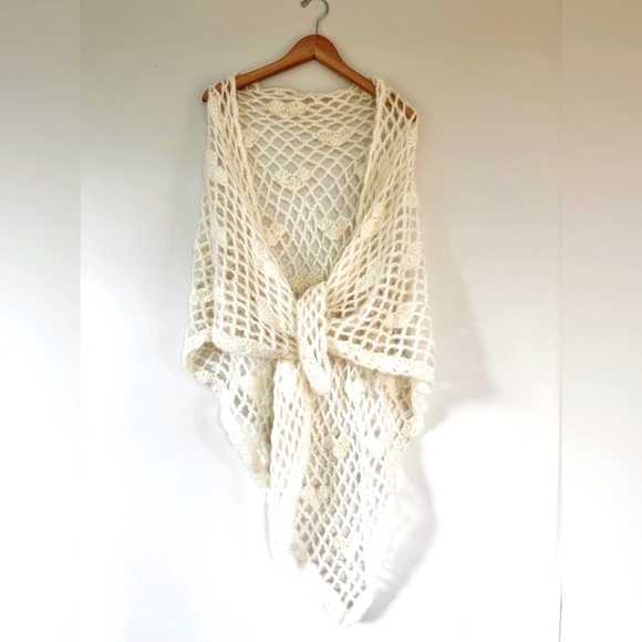 Vintage Knit Shawl Wrap With Heart Design - Picture 2 of 5